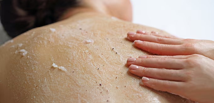 Intensely cleansing salt scrub – 75 minutes